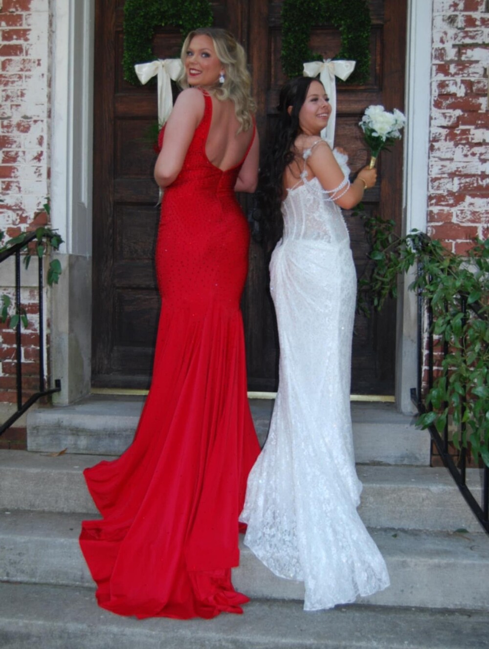Elegant Red Evening Gown - Form-Fitting Backless Dress  Jonathon KAYNE